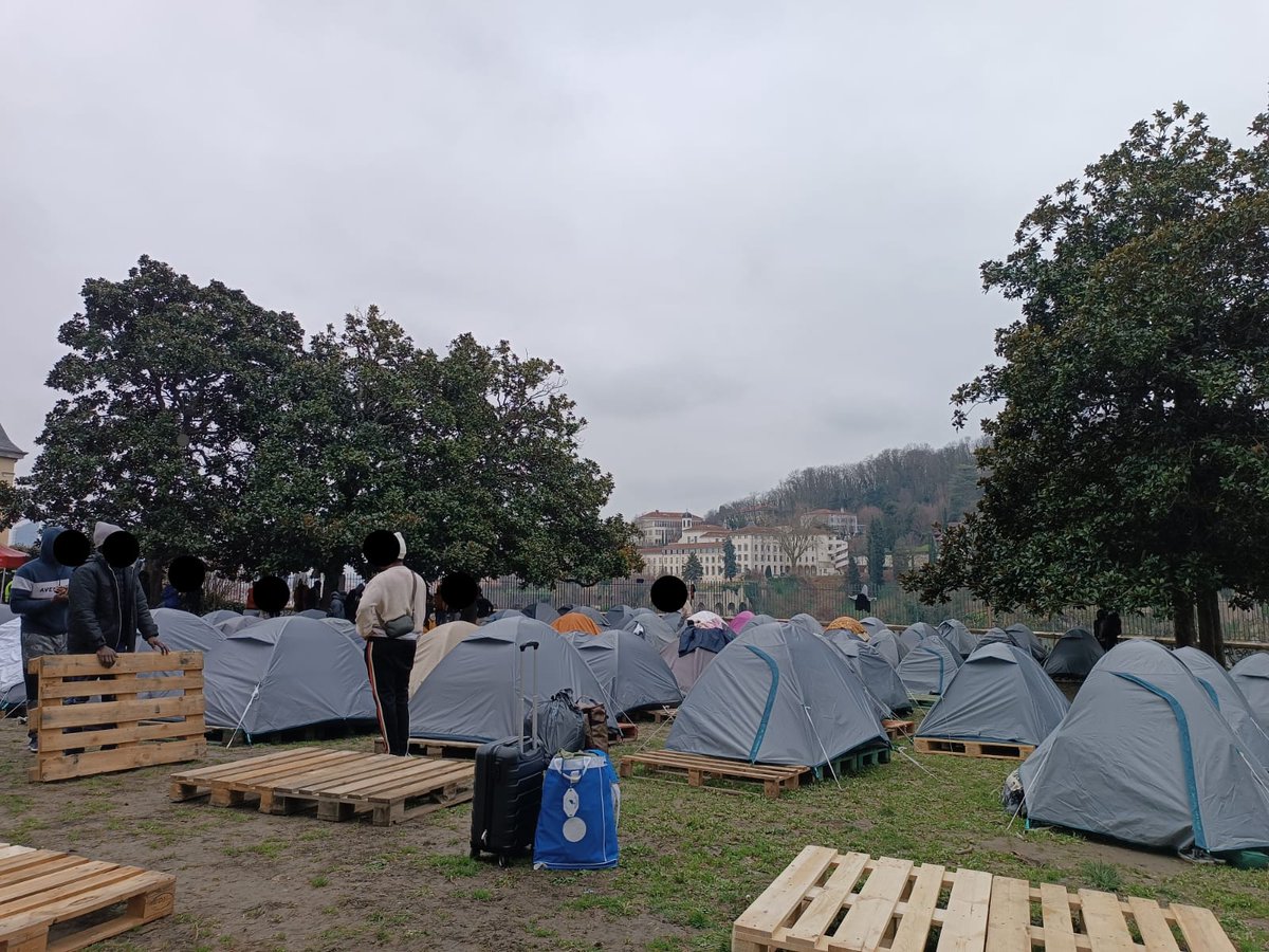 Triste jour que celui où des jeunes qui avaient été expulsés du squat Neyret en Octobre doivent quitter la salle municipale où ils avaient trouvé abri. Ils rejoignent aujourd'hui le campement des Chartreux.
L''immeuble rue Neyret est tjrs vide, aucun travaux n'y est signalé.