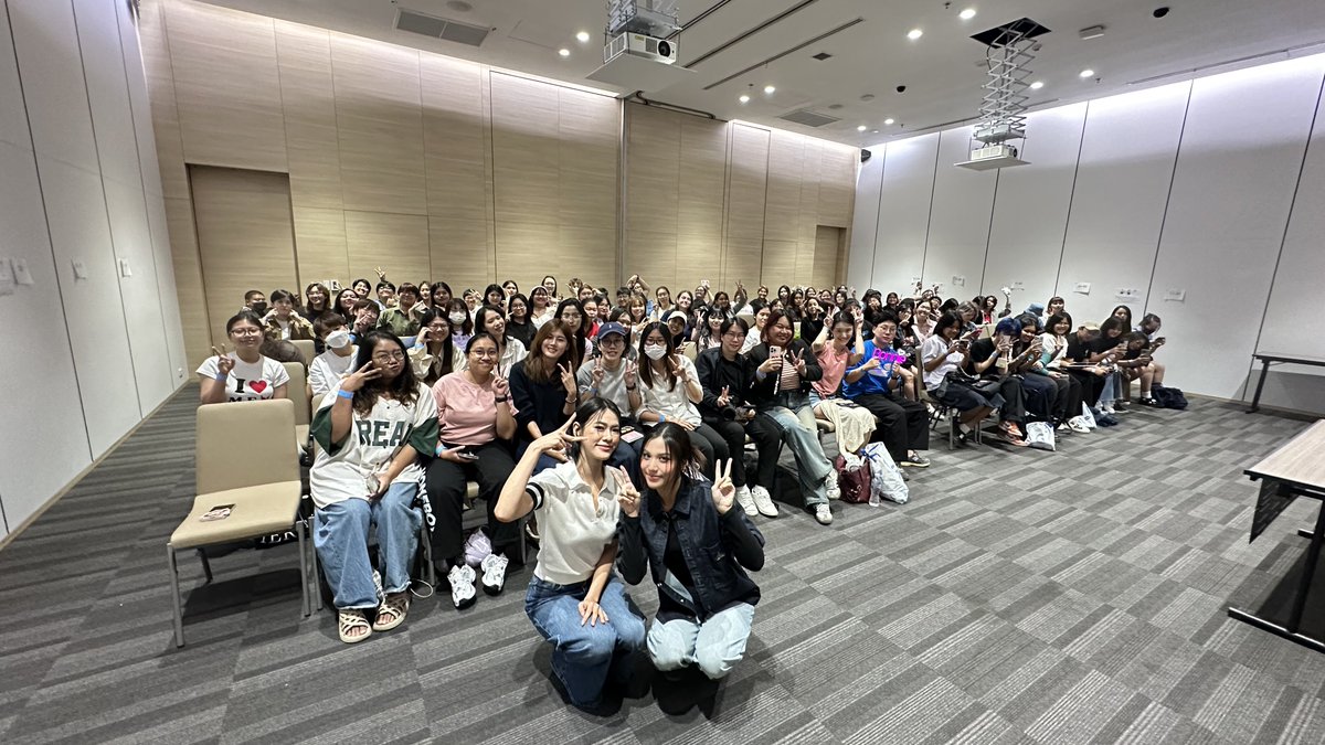 GmmtvShop's tweet photo. เอมี่-บอนนี่ กับการส่งท้ายกิจกรรม Fansign ในงานนายอินทร์สนามอ่านเล่น ตอน อ่านเล่นรอบกองไฟ มาฝากทุกคนนะคะ

@emiamily @beonnnie

#สนามอ่านเล่น2025xEmiBonnie
#GMMTV https://t.co/erwWD68PvT