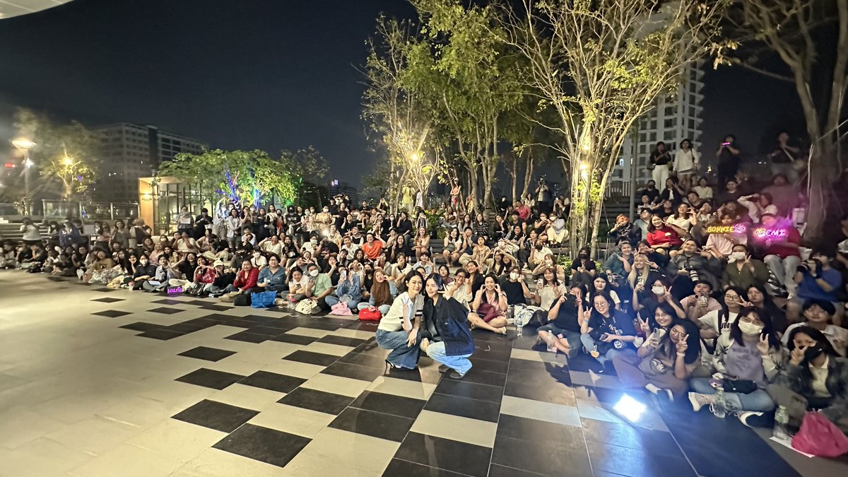 GmmtvShop's tweet photo. ขอบคุณทุกคนที่มาหา เอมี่-บอนนี่ กันนะคะ อย่าลืมดูแลสุขภาพกันน้า กลับบ้านกันดี ๆ ด้วยนะคะ ไว้เจอกันใหม่น้า

@emiamily @beonnnie

#สนามอ่านเล่น2025xEmiBonnie
#GMMTV https://t.co/W2D7fyaOTU