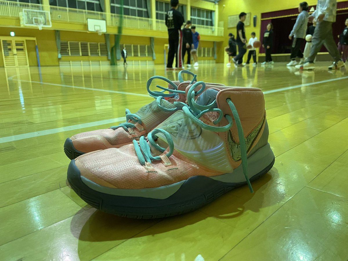 No_name_oj's tweet photo. 日曜🏀
🏂帰宅後即体育館へ
今日は15人でMIXゲーム
もうヘロヘロ🥴ですが
最後まで楽しくやりましょう🏀
今夜もkyrie6
最近kyrie続いてますね😜
#kyrie6
#superfeat
#スジオカボード
#enjoybasketball https://t.co/2LMeCNTT76