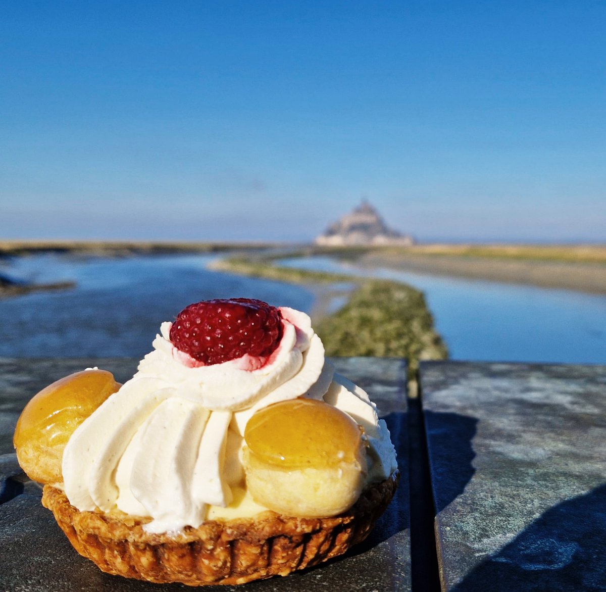 MeetinNormandy's tweet photo. Most happy for our lucky guests today as we're granted with a lovely winter sun, on our way to Mont Saint-Michel Abbey! @EPMontStMichel https://t.co/x2itA1CaOl