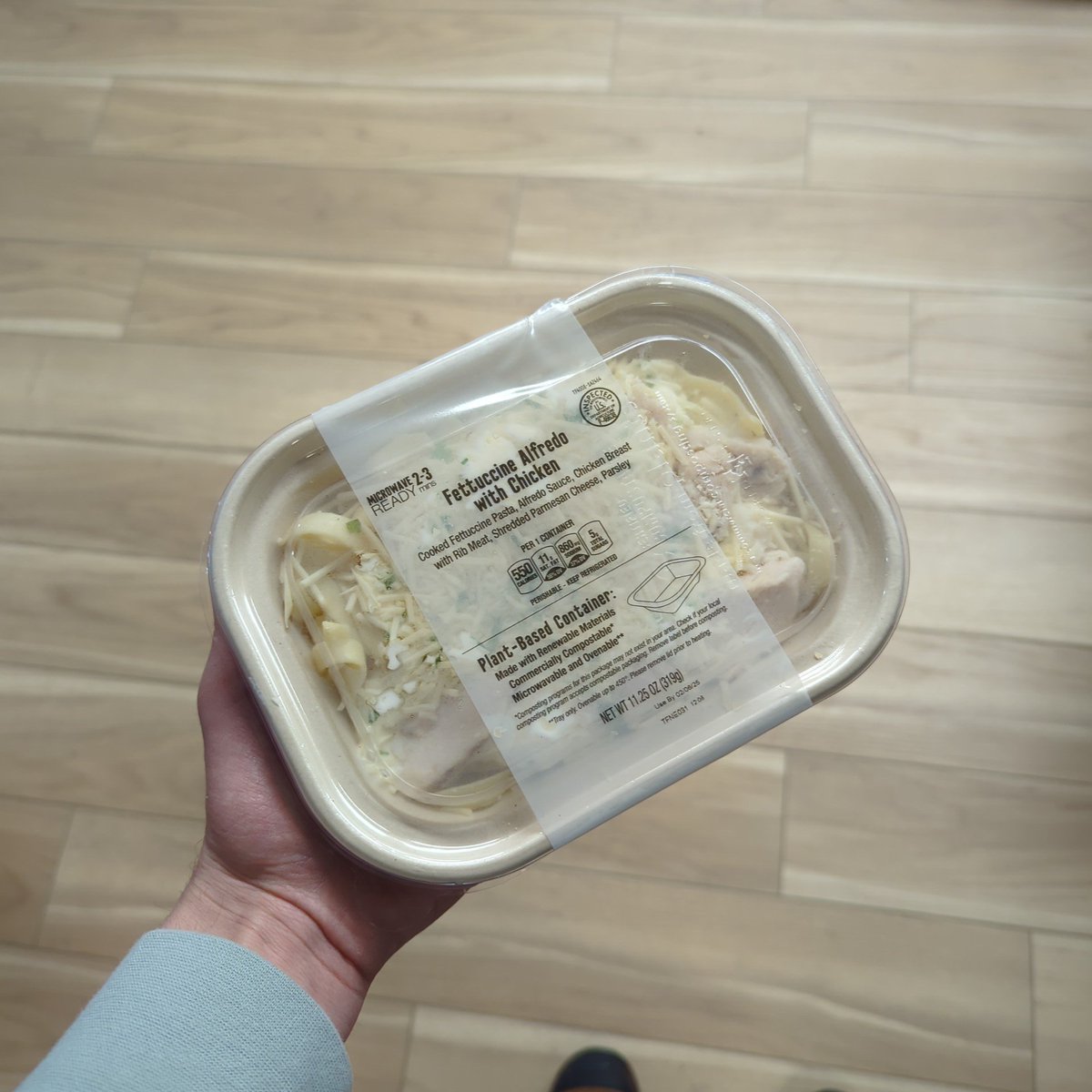averagecannaguy's tweet photo. @Hannaford 
Switched to plant based packaging, keeping the price the same $9.99

While at the same time, giving you a smaller portion 

Why tho?

Visually smaller than the old one, and takes half the cooking time https://t.co/MhOA7ldYjW