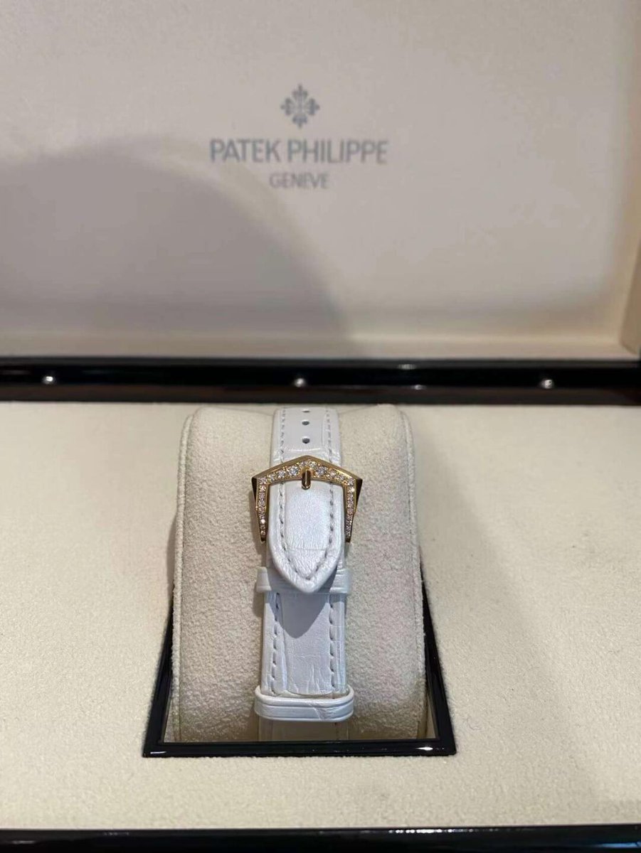 Selena_5201314's tweet image. Patek Philippe Complications Series 38 White Dial Diamond-Set with Alligator Strap Series: Complications Collection Model: 4948R-001 Movement: 324 S QA LU Dial Diameter: 38mm#PatekPhilippe #LuxuryWatch #ComplicationsSeries #DiamondWatch #RoseGoldWatch #ElegantTimepiece