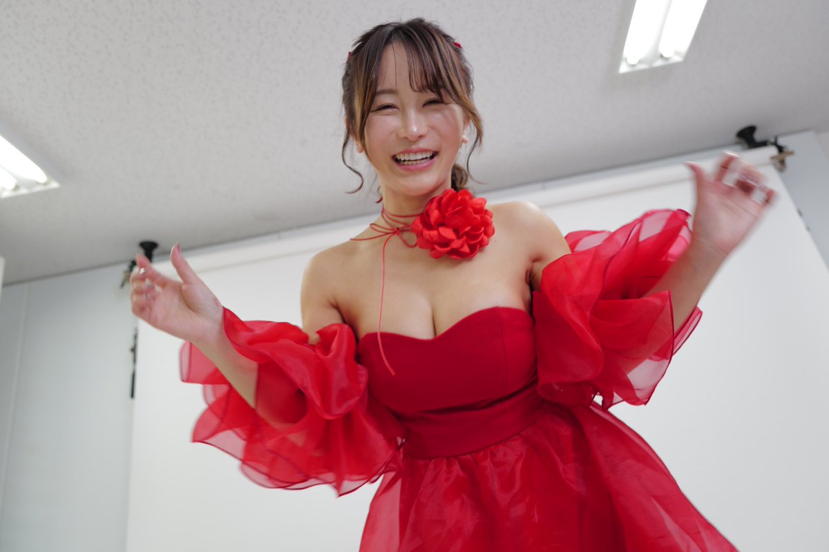 いくみさんは神…いや女神でした！

1枚目　携帯
2枚目　Canon（いくみさんカメラ）
3枚目　ライカ（いくみさんカメラ）

いくみさんが美しすぎて30秒があっという間でした🥰

カメラ貸してくれてありがとう御座いました！

@193iKkyu3 https://t.co/yhUf1MHLdD