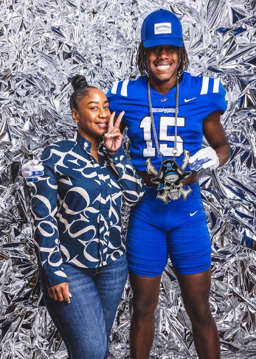 bryce_tabor1's tweet photo. #AGTG Extremely blessed and excited to announce my commitment to @blinn_football I wanna thank my family, friends, coaches and teammates for pushing me to get here. Let’s Work! #BucNation ⚔️🟦 @DrewColemanSr30 @COACHJCLANCY @CoachMConrad @CoachBigBrown https://t.co/suBnr579s0