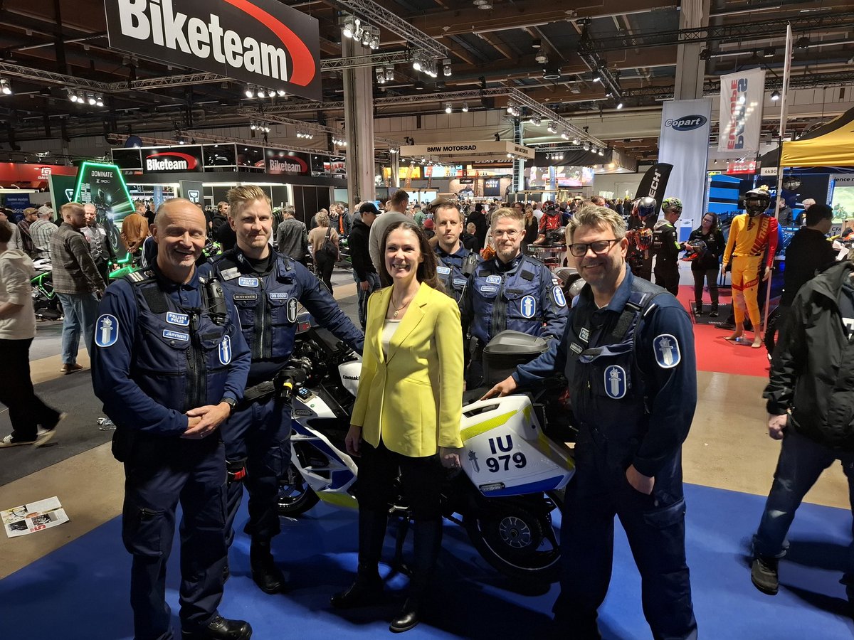 Yhteistyötä yhdessä yhteisillä tavoitteilla. <a href="/SuomenPoliisi/">Suomen poliisi</a>,  n MP25 osastolla oli keskustelemassa myös <a href="/LuluRanne/">Lulu Ranne</a>.  #turvallisuus #moottoripyöräpoliisi <a href="/Polamk/">Polamk</a>