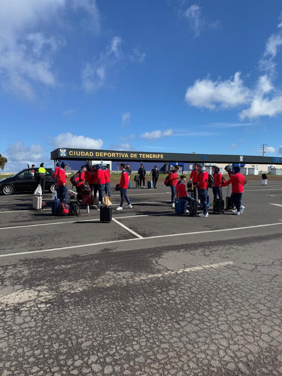Hola <a href="/rfef/">RFEF</a> 👋

Tras acabar nuestro encuentro hace 2 horas, seguimos esperando el autobús que debe llevarnos al aeropuerto para poder volver a nuestros hogares.

Tras lo sufrido hoy, solo esperamos un poco más de respeto para nuestra entidad y para estos jugadores que esperan en