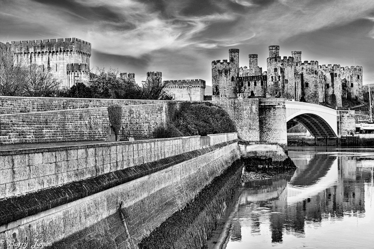 BJRoberts's tweet photo. A monochrome capture of Conwy's magnificent and menacing Medieval Castle, on a cloud covered February early morning. @Ruth_ITV @WalesCoastPath @NWalesSocial @northwaleslive @OurWelshLife @northwalescom @AllThingsCymru #Medieval #Conwy #Castle #DloudCovered #FebruaryMorning #Wales https://t.co/jpFPlQD63x