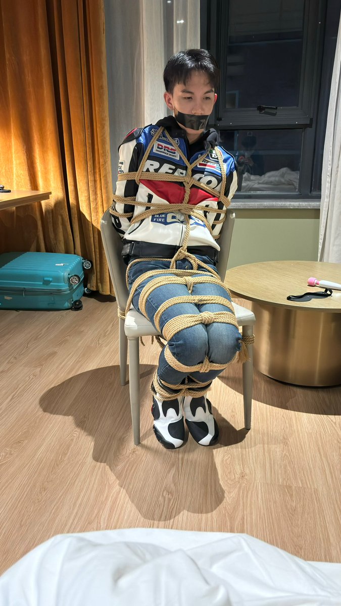 最近有點久沒被綁了 
想重溫一下被綁起來的感覺