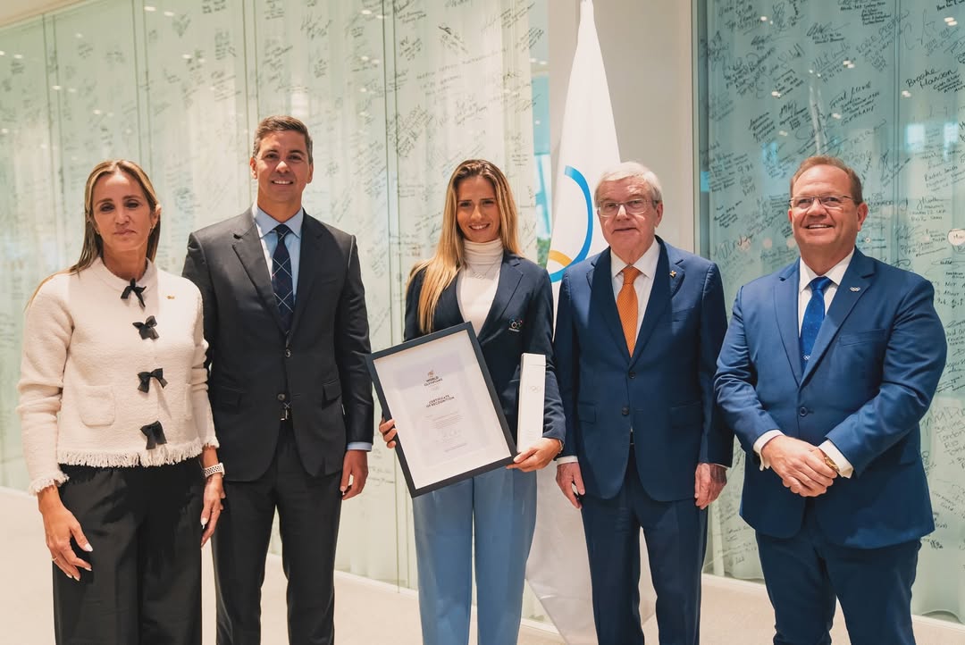 oscarcololo's tweet photo. La gran remera  Ale Alonso, estuvo por la sede del Comité Olímpico Internacional dónde recibió un merecido reconocimiento de la mano de Thomas Bach, presidente del COI por participar en Tokio 2020 y Paris 2024 y en los Juegos Olímpicos de la Juventud Nanjing 2014. https://t.co/2sDPaHTZdS