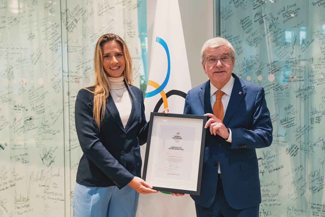 oscarcololo's tweet photo. La gran remera  Ale Alonso, estuvo por la sede del Comité Olímpico Internacional dónde recibió un merecido reconocimiento de la mano de Thomas Bach, presidente del COI por participar en Tokio 2020 y Paris 2024 y en los Juegos Olímpicos de la Juventud Nanjing 2014. https://t.co/2sDPaHTZdS