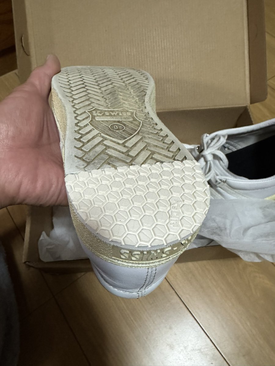 OZI_elliott's tweet photo. 最近、贔屓にしている。#アミュプラザくまもと の5Fに在るShoe Repair Shop RESH(リッシュ)
擦り減った靴底の修理屋さん。
これはレザースニーカーの丸洗いと踵再生をお願いしたもの。
愛用の品を“職人さんの技”が蘇らせてくれる店って良いですね。#RESH https://t.co/ryrhp6QXYi