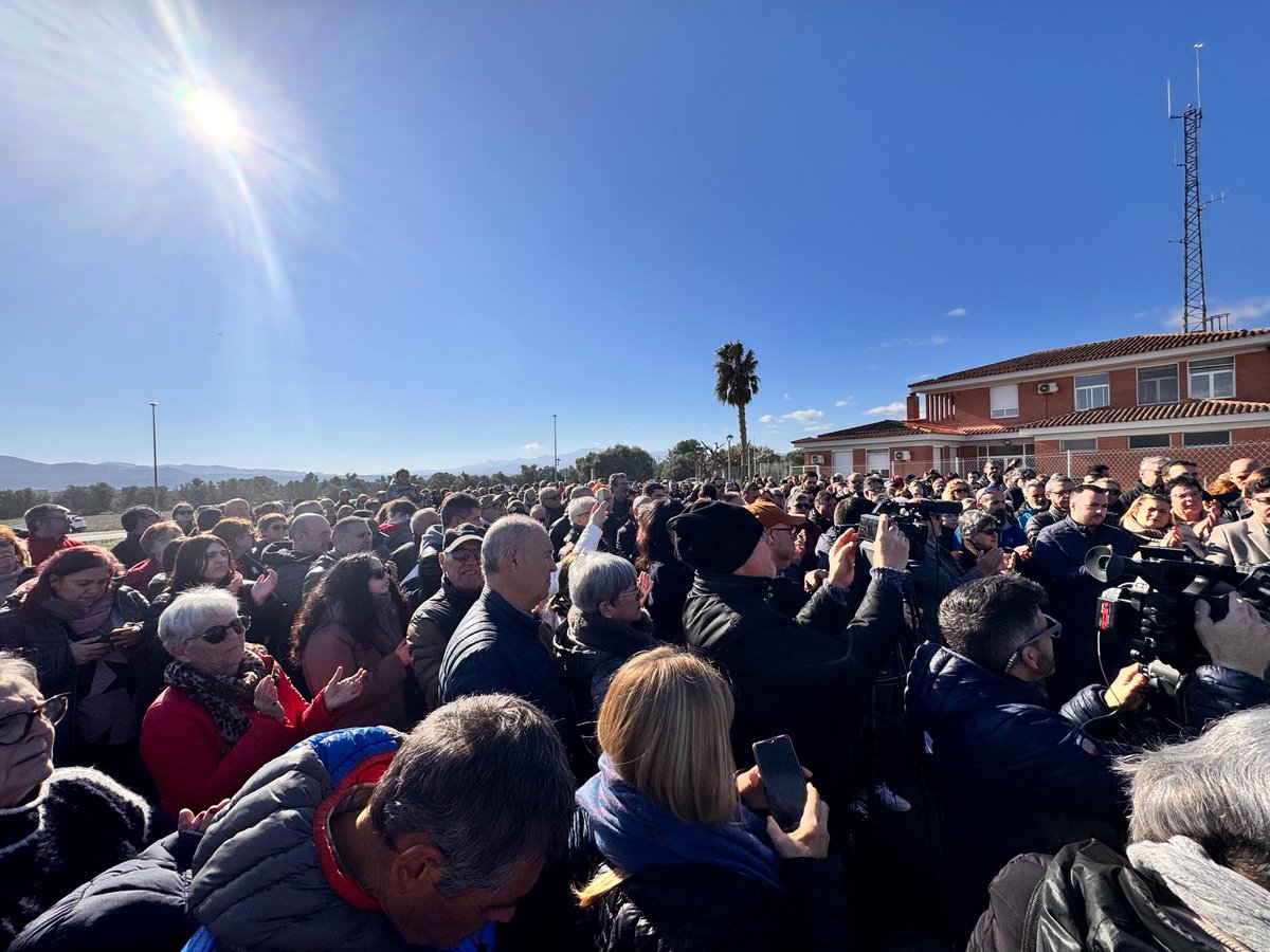 francescbarbero's tweet photo. Avui hem deixat clar que les nostres comarques no estem disposades a ser ignorades ni a acceptar fets consumats. Emplacem el @govern a que expliqui clarament la problemàtica, consensuï solucions i pacti terminis creïbles de restabliment del servei d’helicòpter a les Terres de l'Ebre. 

Moltes gràcies a tots els que ens hi heu acompanyat!