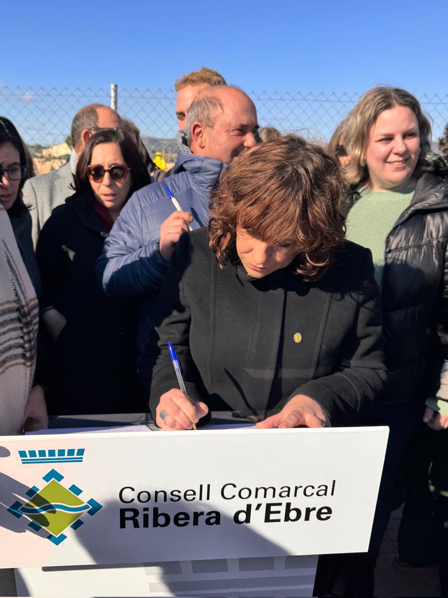francescbarbero's tweet photo. Avui hem deixat clar que les nostres comarques no estem disposades a ser ignorades ni a acceptar fets consumats. Emplacem el @govern a que expliqui clarament la problemàtica, consensuï solucions i pacti terminis creïbles de restabliment del servei d’helicòpter a les Terres de l'Ebre. 

Moltes gràcies a tots els que ens hi heu acompanyat!
