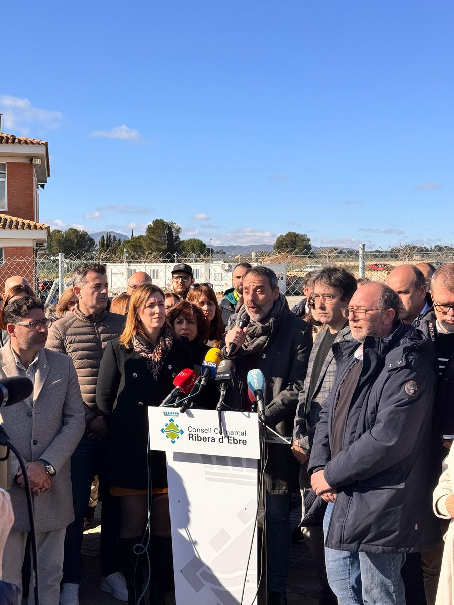 francescbarbero's tweet photo. Avui hem deixat clar que les nostres comarques no estem disposades a ser ignorades ni a acceptar fets consumats. Emplacem el @govern a que expliqui clarament la problemàtica, consensuï solucions i pacti terminis creïbles de restabliment del servei d’helicòpter a les Terres de l'Ebre. 

Moltes gràcies a tots els que ens hi heu acompanyat!