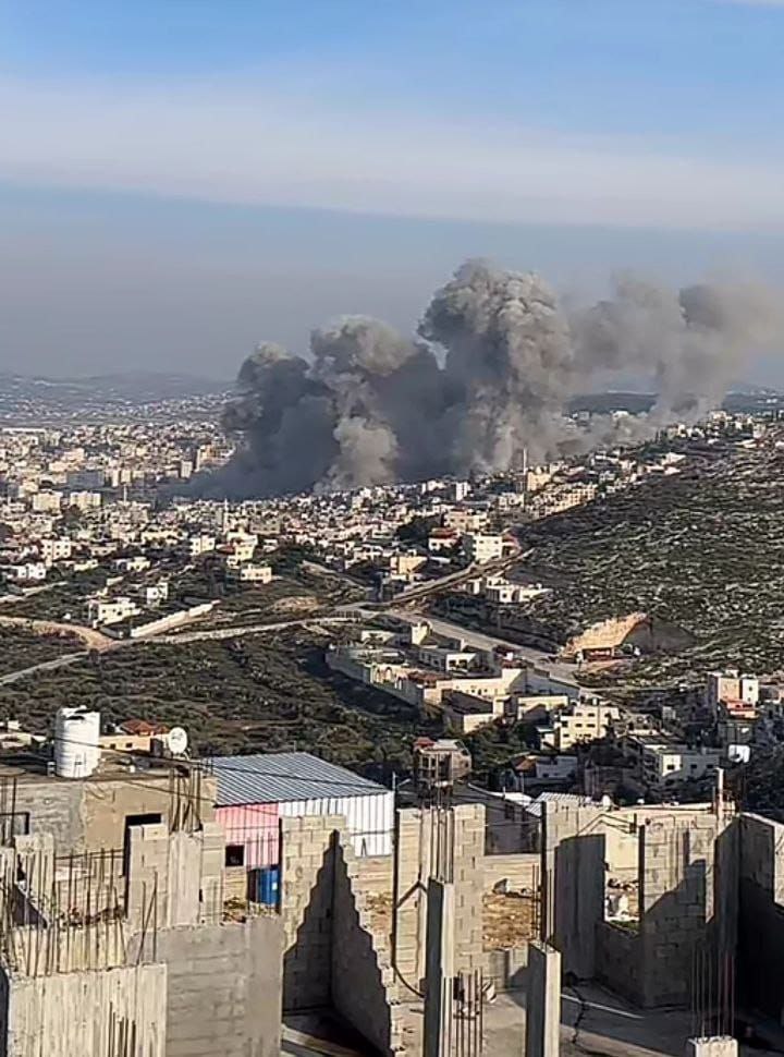 Aumenta la extrema violencia al otro lado de Palestina ocupada, en Jenin (Cisjordania), donde el ejército de ocupación israelí está asesinando a civiles y destruyendo viviendas e infraestructuras palestinas.
No dejes de hablar de Palestina, no dejes de boicotear a Israel. #BDS