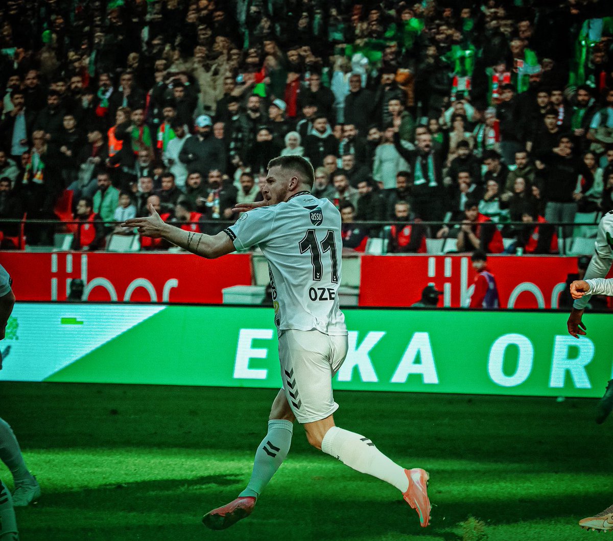 Sakaryaspor’da Ozegovic, Amed SF karşısında bu gol sevincini yaptığı için sarı kart gördü.