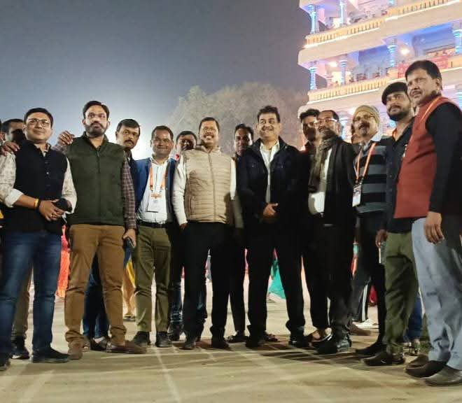 ShishirGoUP's tweet photo. इलेक्ट्रॉनिक मीडिया कैम्प के बाहर 
अपने मित्रों के साथ । 
@UPGovt 
@InfoDeptUP https://t.co/VRlr854Z3J