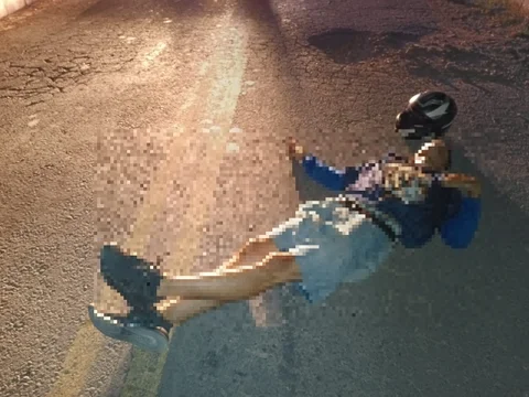 Hechosanderecho's tweet photo. #Cañuelas 
📌Rojas entre Allende y Ruta 205
Un policía retirado de la Bonaerense abatió a uno de los cuatro motochorros que anoche intentaron robarle la moto Honda Twister 250cc en la que viajaba con su esposa.
La pareja cayó al piso y, desde ahí, el hombre de 55 años pudo sacar su Tanfoglio Forcé 9 milímetros y disparar dos veces. Uno de los disparos le dio en el pecho al delincuente, quien cayó muerto a unos 30 metros. Los tres compinches lo dejaron tirado y se fueron.
El ladrón abatido fue identificado como Kevin Mancilla, de 19 años, y con domicilio en la localidad bonaerense de Tristán Suárez.
El policía retirado y su pareja fueron trasladados al hospital de la zona con algunos raspones provocados durante la caída de la moto, pero fuera de peligro  
Foto: @NAagencia