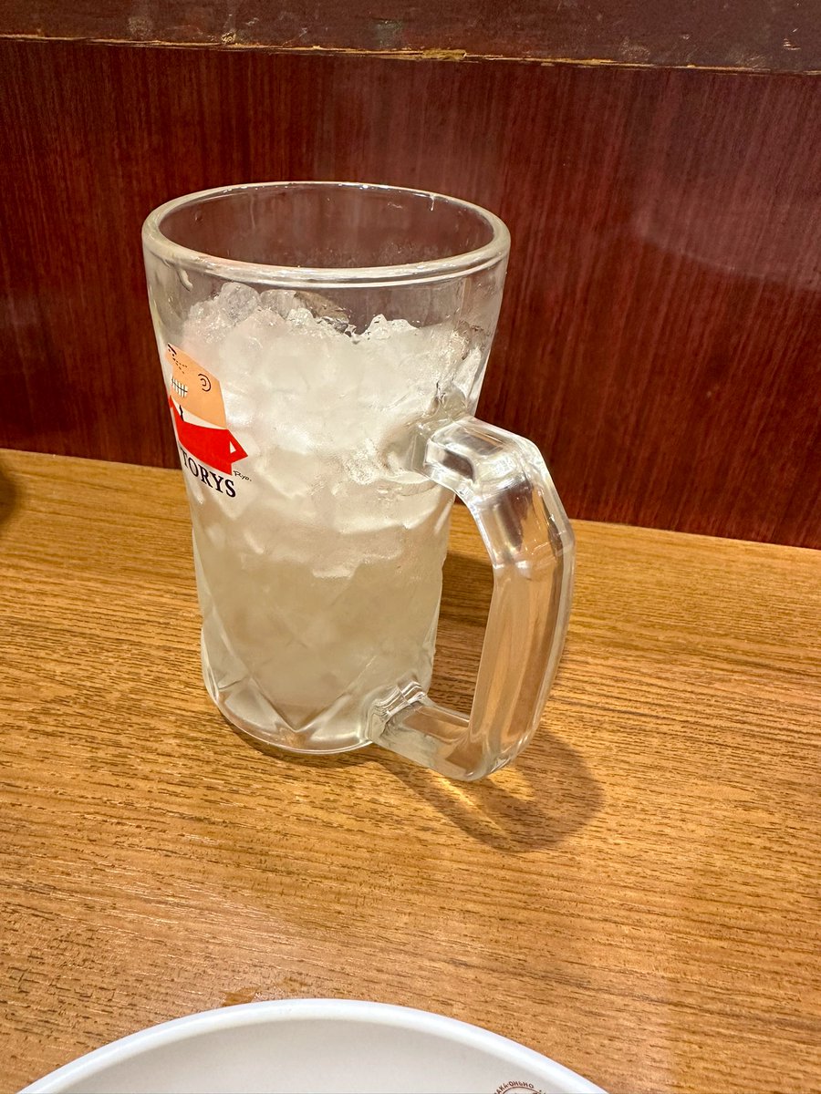 kaka3298's tweet photo. ドリンクバーみてぇな氷を鬼のように入れられたハイボール出てきて泣きそうになった。4口で空になった https://t.co/84Li4auOws