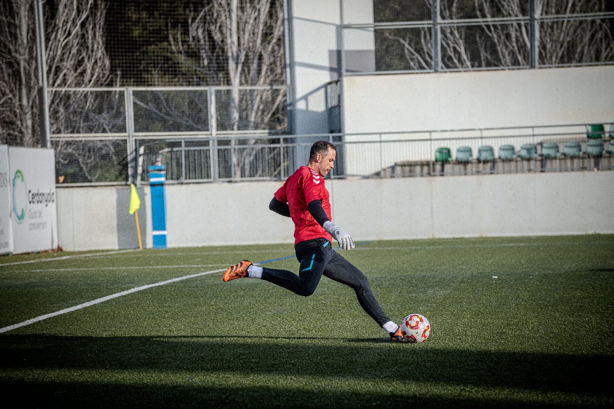 CELHospitalet's tweet photo. 🥅🔒 Porters a escalfar!

#CerdanyolaHospi #3aRFEF #SomhiHospi #PosatlaFranja♦️ https://t.co/SNAYz2wiRE