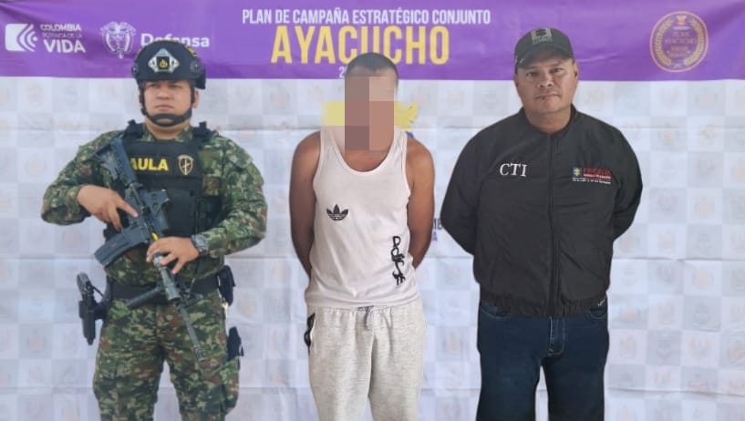 Ejercito_Div5's tweet photo. #PlanAyacucho | Gracias a labores de inteligencia de @GaulaMilitares, en coordinación con @FiscaliaCol y CTI, fue capturado en Florencia - Caquetá, un hombre requerido por las  autoridades de Tunja #Boyacá, por el presunto delito de extorsión agravada.

 #Línea147 https://t.co/0OHmM7LQ7e