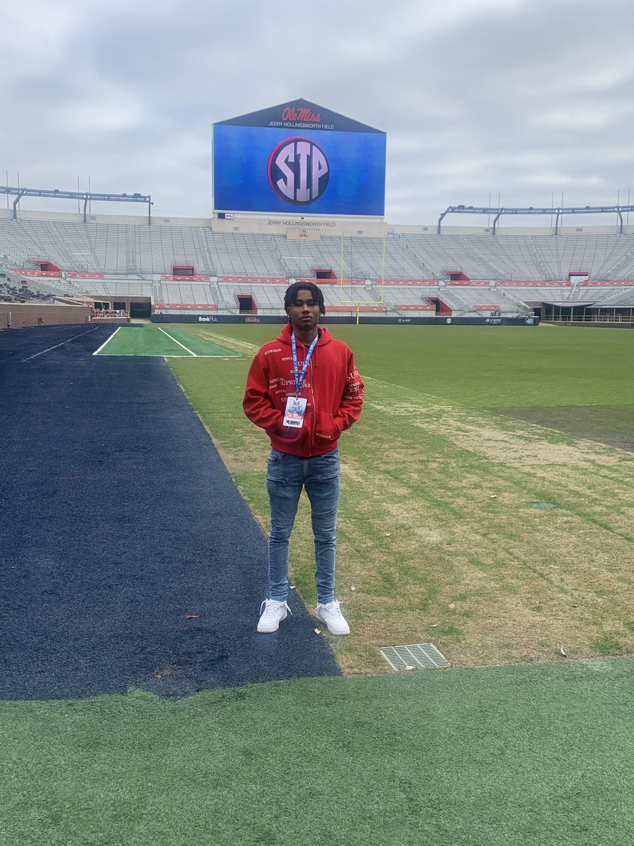 RaderrionD1's tweet image. Great Saturday at @OleMissFB ‼️🦈@wesnab4646 @CoachB_BROWN @CoachGolding @Lane_Kiffin @LeeAnnHerringRW @OleMissSports @RebelsFBRec @Rebels247 @HottyToddyNews @Zach_Berry #OleMissRebels #HottyToddy 🦈🔴⚪️
