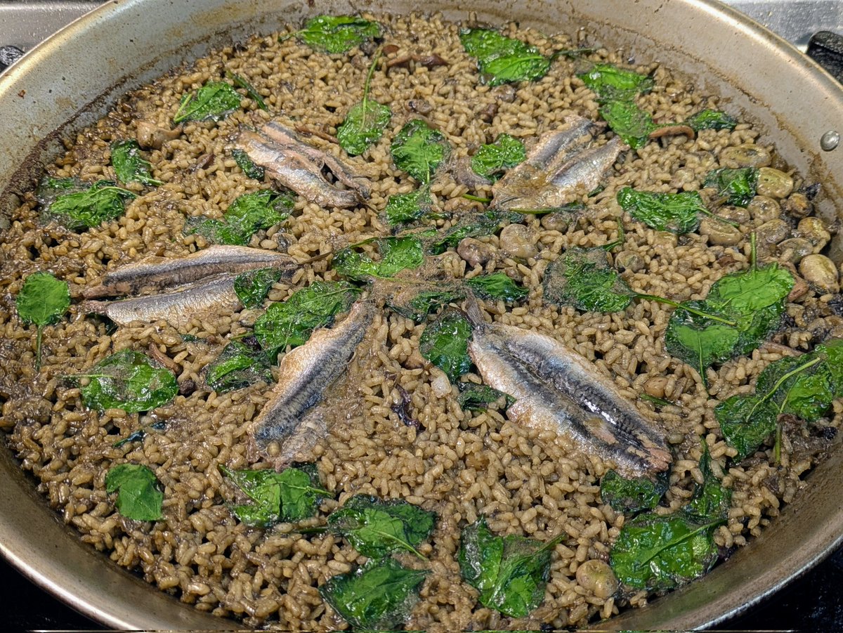 La bona cuina és sempre localista, el paisatge posat a la cassola i les temporades passen i ens ofereixen nous productes i d'altres s'acaben i ja tornaran, mentrestant, gaudim dels tiberis amb el que ens donen la mar i la terra, huí tòtena, faves, espinacs i aladrocs. Venceremos!