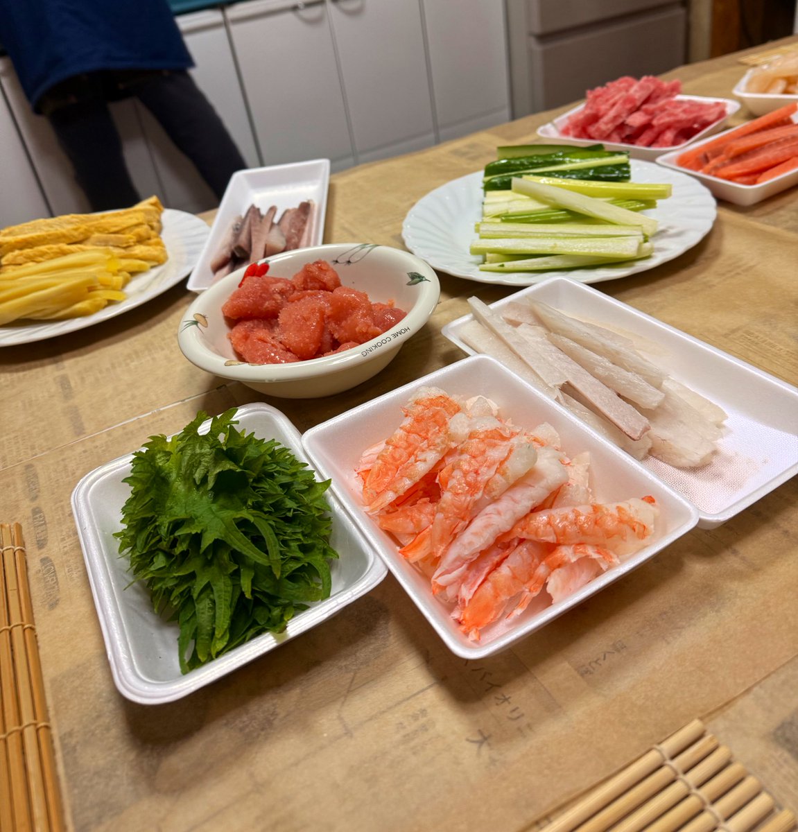 amnos_junlover's tweet photo. 恵方巻きの会。
いっぱい並んだ(  ´˘`  ) https://t.co/Atn6DWymP0