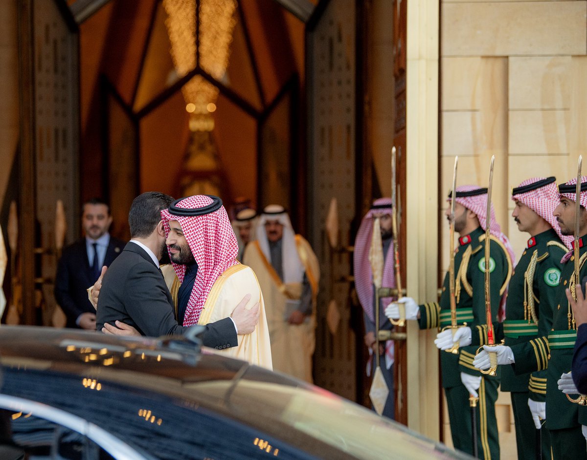 عناق الأشقاء ..

#أحمد_الشرع_في_المملكة 

-