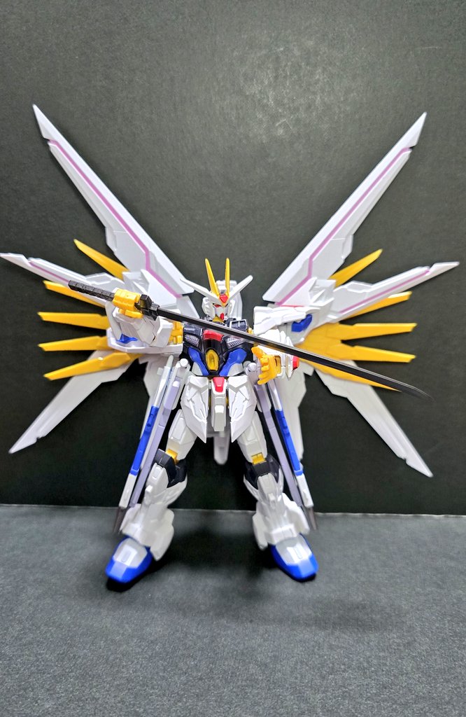 LacusUltimatia's tweet photo. 2025.2.3
先月27日発売　食玩
#GFRAMEFA07
#マイティーストライクフリーダムガンダム を発売日に奇跡的に仕事帰りにスーパーでゲット今日組み立ててみた。
フル可動させるには
アーマー、フレーム、オプションのセットを3つ揃えないとならない。プラウドディフェンダーいいねぇ、このガンダム一番好き https://t.co/X1kBTSt269