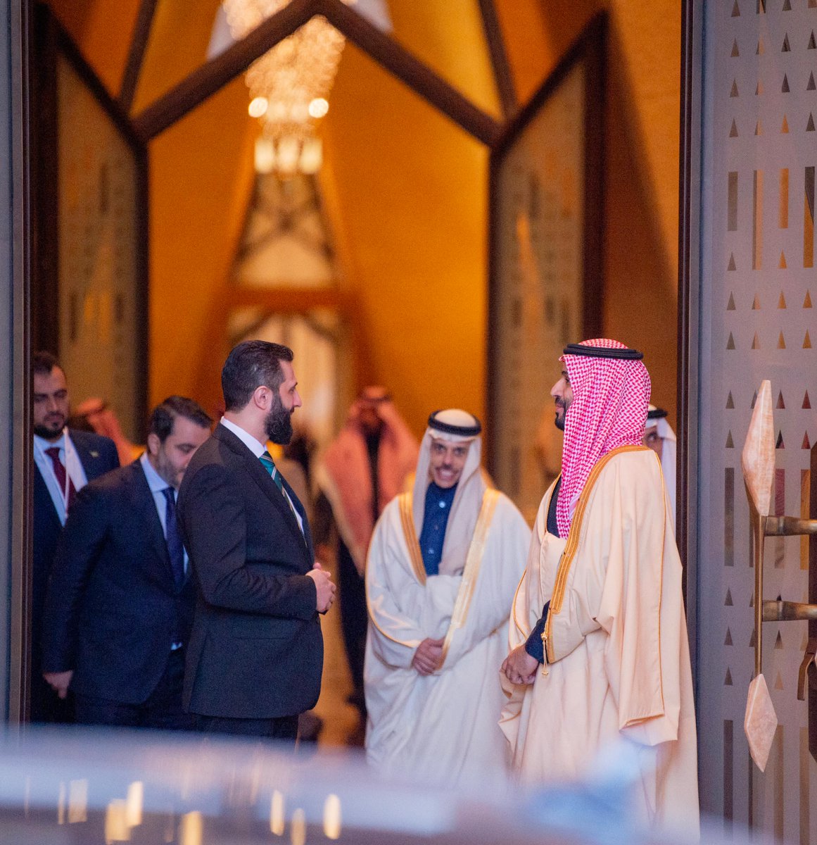 من حضر الاجتماع بين سمو ولي العهد والرئيس السوري ؟
- كان الاجتماع في مكتب سمو ولي العهد ورئيس مجلس الوزراء في الرياض  

 حضور الاجتماع من الجانب السعودي : 

- سمو وزير الخارجية الأمير فيصل بن فرحان 
- معالي مساعد العيبان مستشار الأمن الوطني السعودي -معالي محمد بن عبدالملك ال