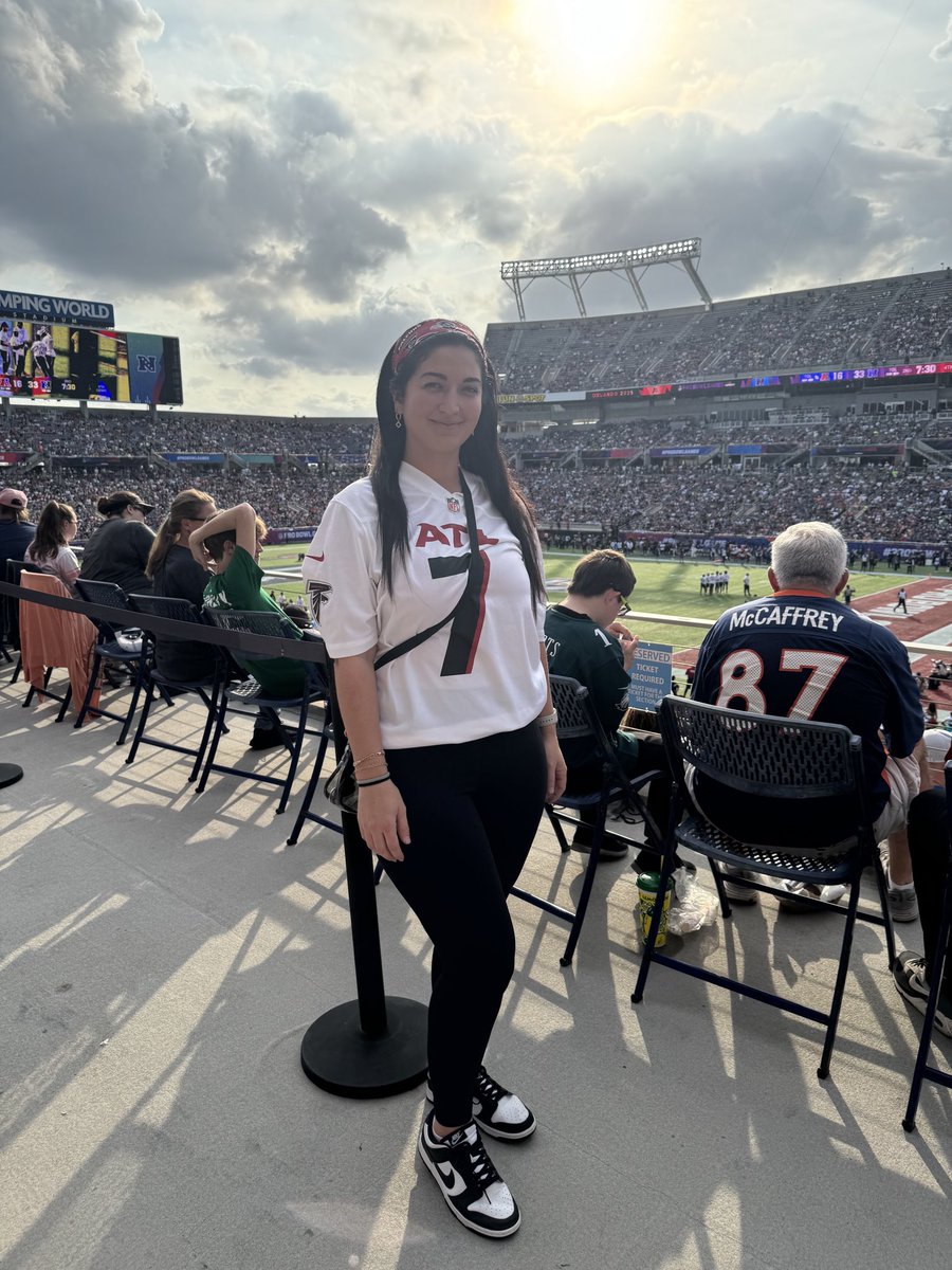 carrielynnxox's tweet image. At the #ProBowlGames reppin’ the Dirty Birds!! #RiseUp