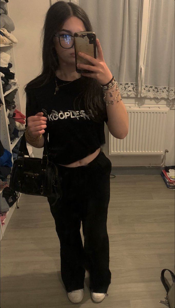 Qui a envie de se faire baiser par une gamine de 20 ans ? 

findom paypig moneyslave