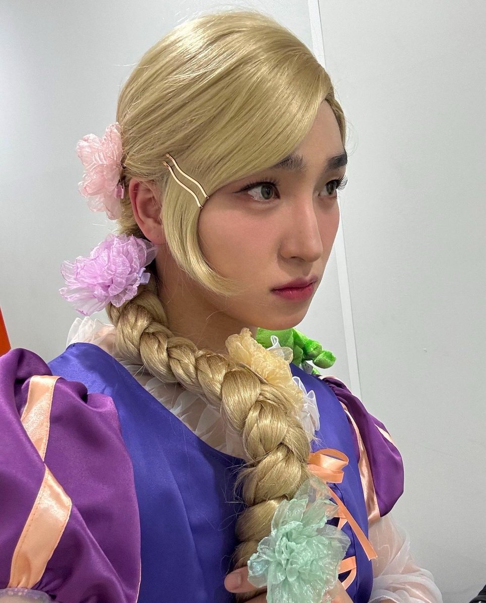 lvrunaa's tweet image. why is he soo beautiful 😭😭