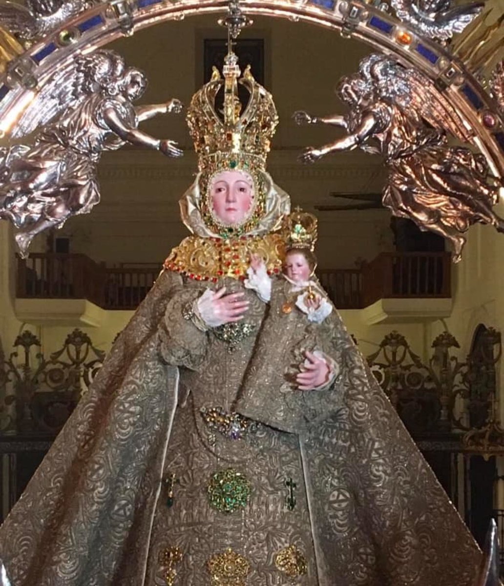 Hoy día de la Candelaria celebramos la fiesta de Jesús y María. Su Madre, nuestra Madre, llevó consigo a la Luz del Mundo, su Hijo Jesús.
María es candela, portadora de la Luz. Pidamos q nuestra Madre ser testigos del amor de Dios con nosotros.