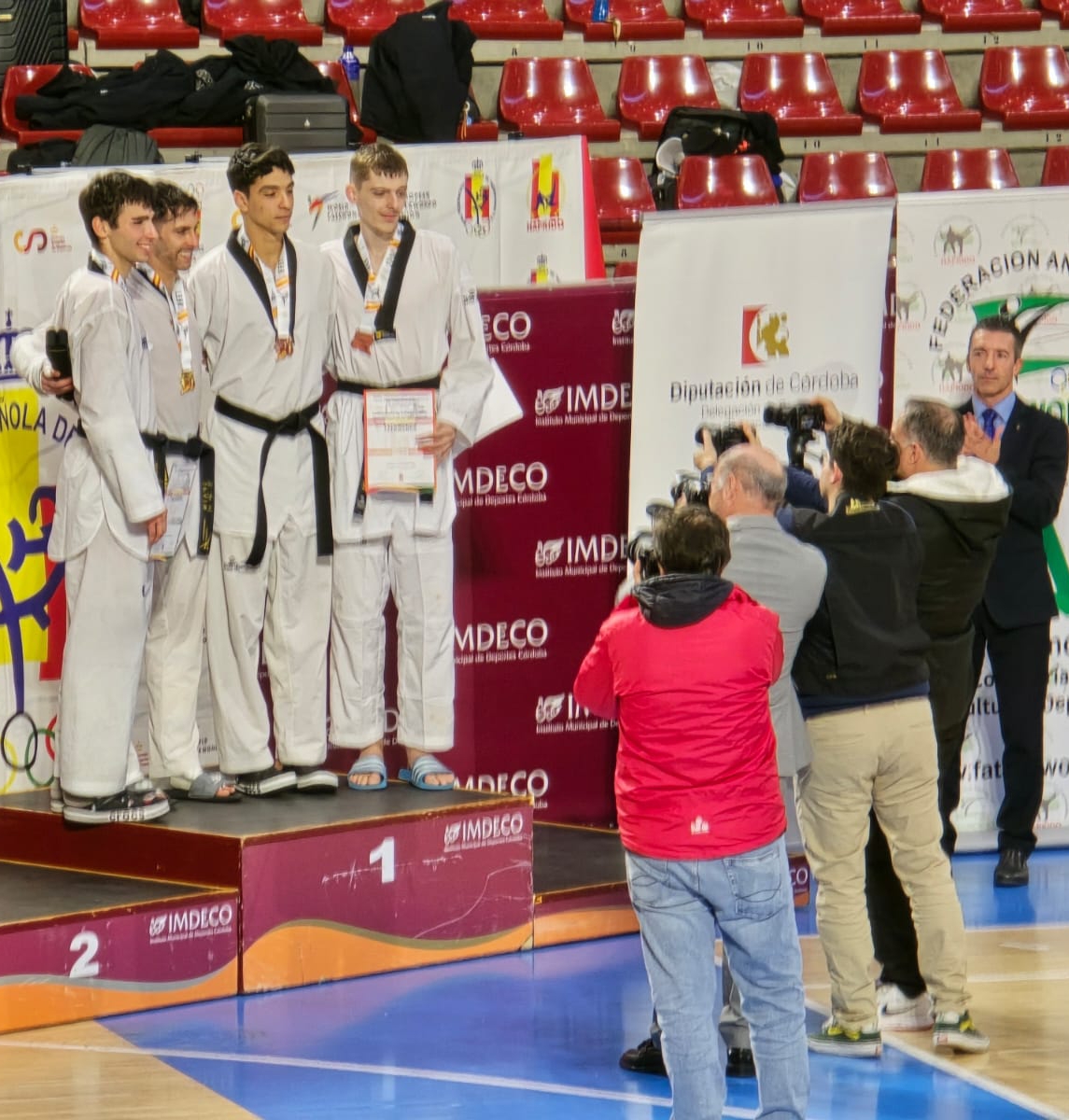 MX384's tweet image. El Taekwondo de Leganés sube al pódium del Cto. de España Absoluto de la mano de César Cedrún que ganó el bronce

@Leganews
@alcabodelacalle
@Noticias_para
@LeganesOn
@flav_leganes
@CulturalAsc
#SentimosLeganés
@SienteVillaverd
@CronVillaVerde
@vivir_Ediciones
@AlcorconDeporte
