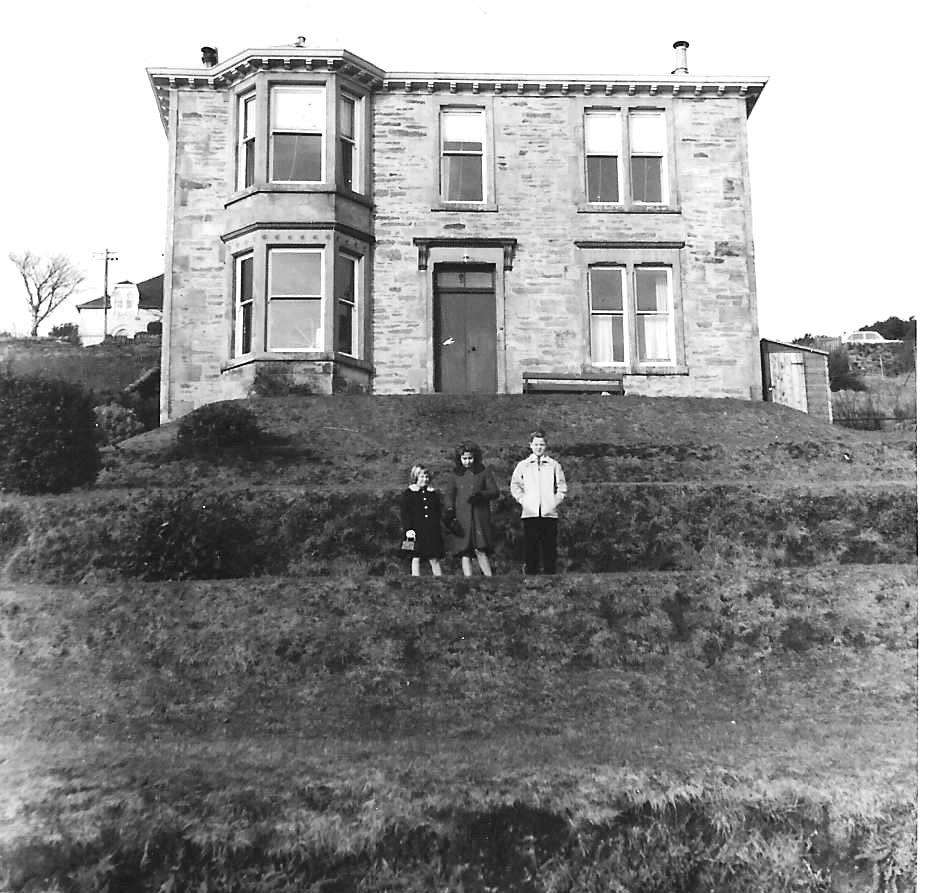 ReutherTina's tweet photo. @SheilaLWeir @RoyalNavy In your video, I can see the #Innellan village high road and the house, once called Dunrod, in Argyll, Scotland, where I lived when my father was stationed on the USS #Hunley at Holy Loch. It looks like someone painted the door🚪white. The door used to be green! https://t.co/94r9MgiL0f