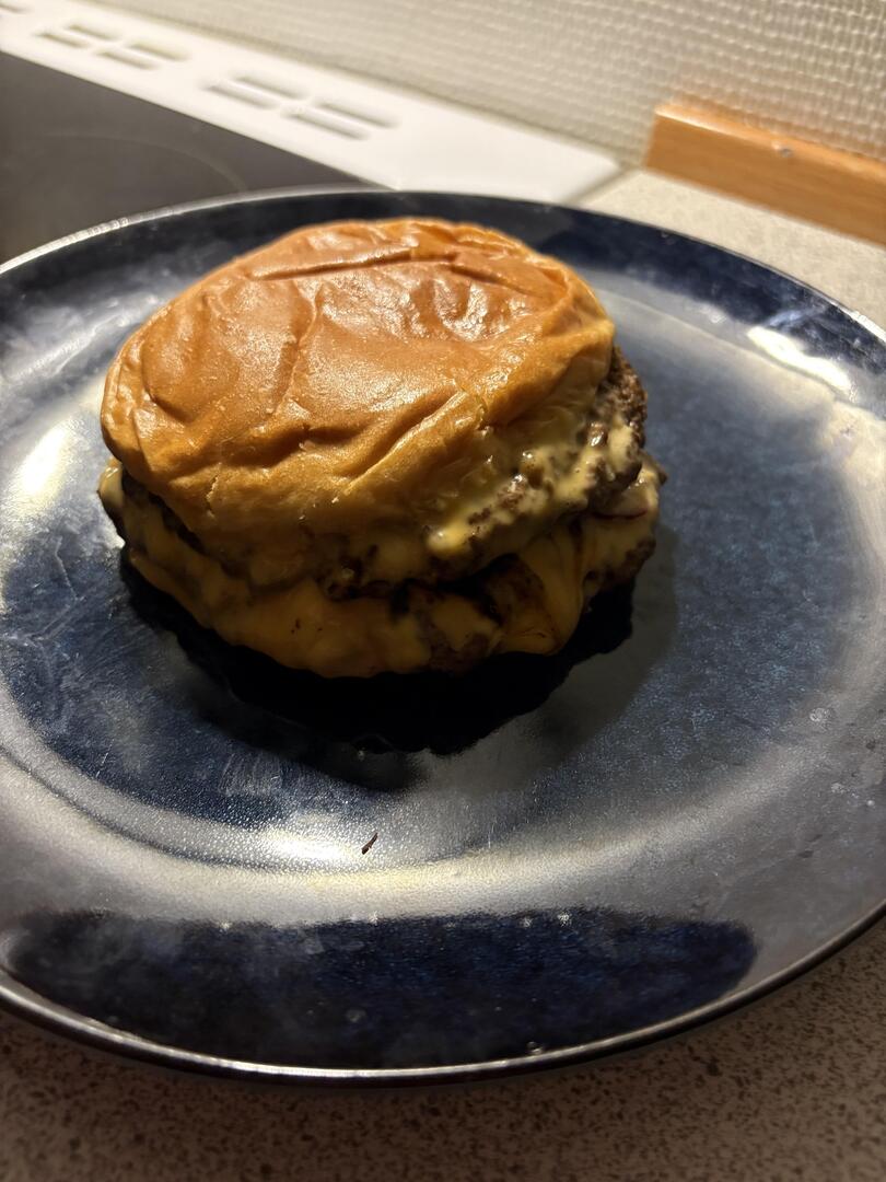 gamefamex's tweet image. I made a burger! Too much cheese, but still good 
👉 amzn.to/3ILCEu6
#ad #BurgerLovers #CheeseAddict #FoodieLife #YummyInMyTummy #HomeCookedDelight #foodie #burgers #cooking #fastfood #trending #sandwiches #yum #foodpoll