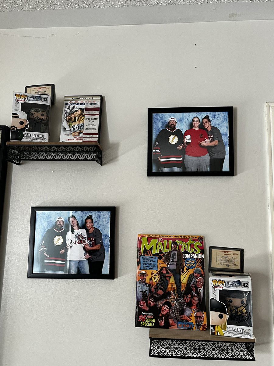 KaronSmart's tweet image. Love my memorabilia finally getting it up on the walls #kevinsmith #jaymewes #jayandsilentbob #mallrats #michaelrooker @ThatKevinSmith @JayMewes