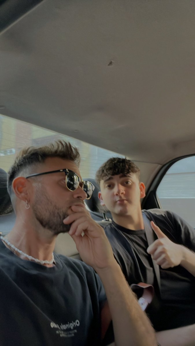 Ayuda. Estoy en un uber con un pibe que dice ser <a href="/Lagusneta/">La Agusneta</a> 

Me está baiteando no?