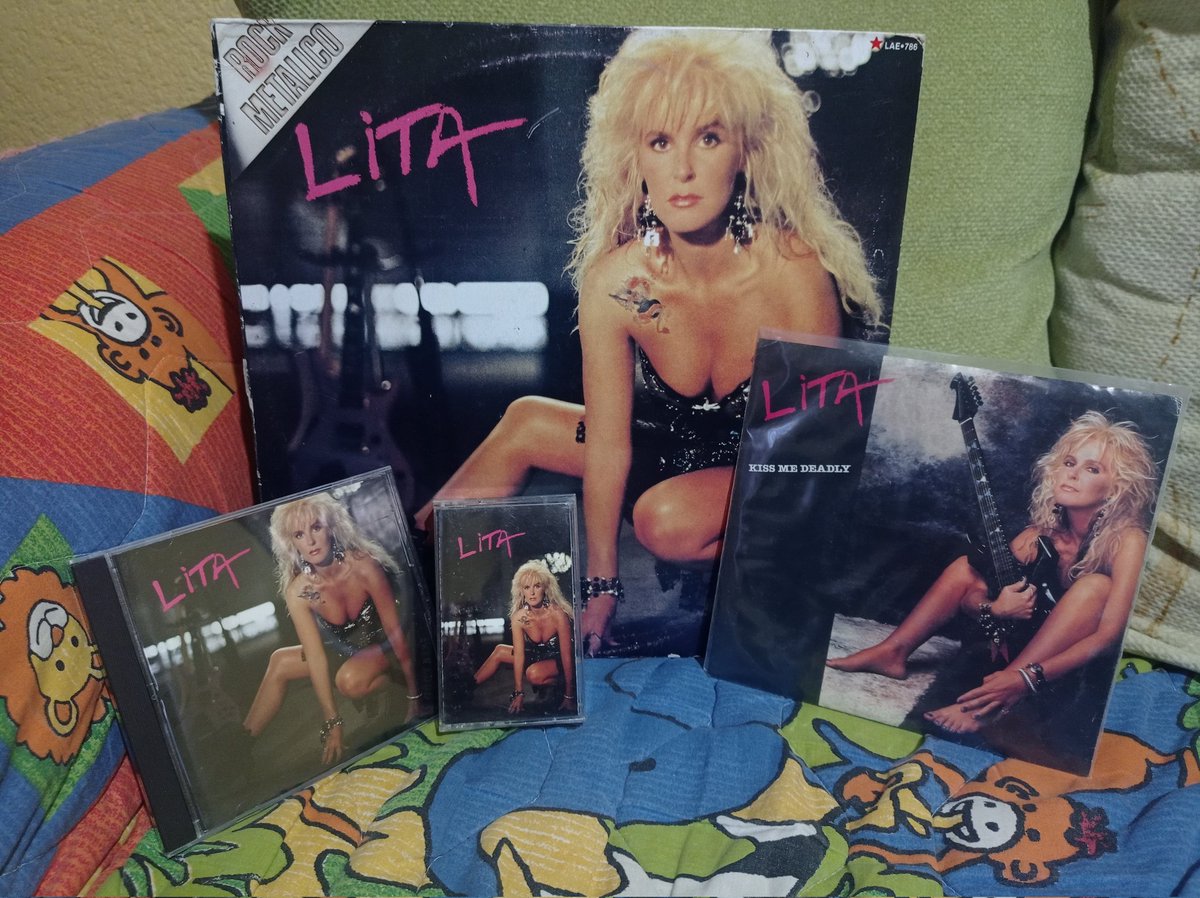 XIBILXIC's tweet photo. aniversario de Lita, el más comercial y exitoso de la pinche @litaford 🇺🇸 😆 #Lita #HardRock #80sRock #MatameaBesos #SueñosRotos #UnderTheGun #Blueberry #CuandoCierresTusOjosParaSiempre 🤭 #vinylcommunity #vinylrecords #CassetteMania https://t.co/2Tqjy93lQr