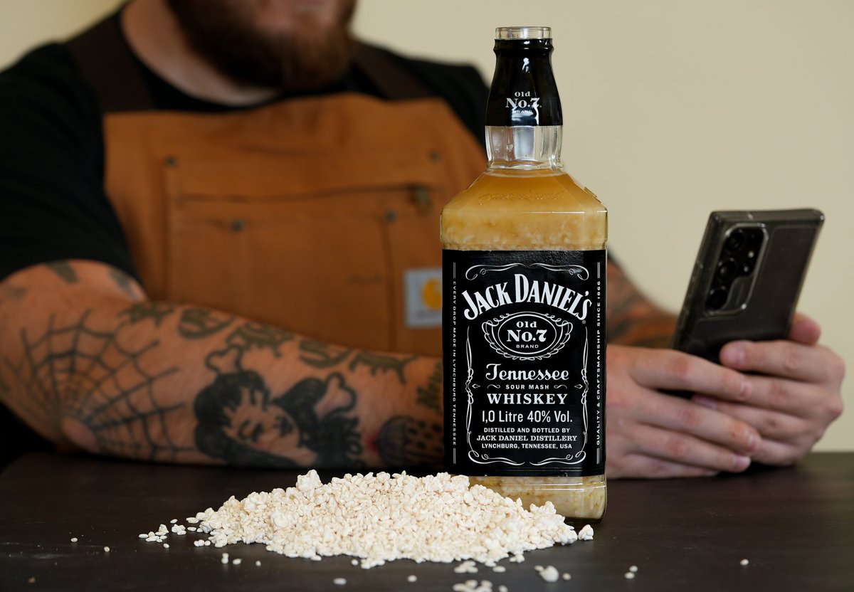 thedenispashkov's tweet image. Fermenting mirin with whiskey and koji.

The fermentation process of mirin is based on the enzymatic action of koji. 

Just combine the ingredients and wait 😃