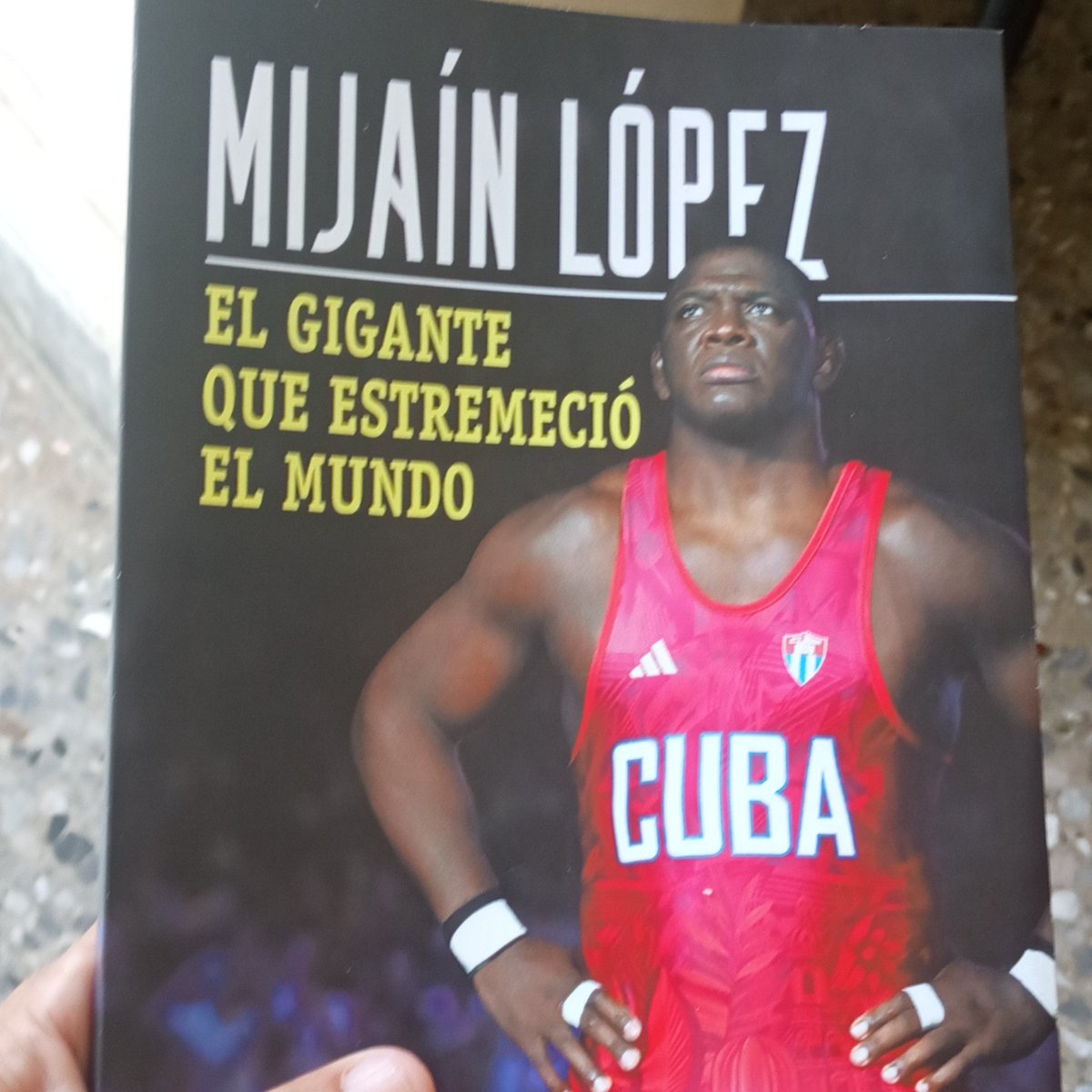 NRGlezACN_Cuba's tweet image. Después de tantas caricias virtuales, hoy llegó a mis manos el regalo literario de Cuba para su pentacampeón olímpico 🥇🇨🇺. 

👉Soy un "papá" entintando muy feliz. 

👉El 16 de febrero nos vemos en la presentación a las 2:00 P.M. en la sala Guillén de la Cabaña... 

@Berthica5