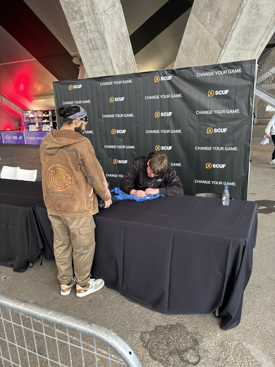 Eros meet a greet at the scuf station here till 6:15 local time