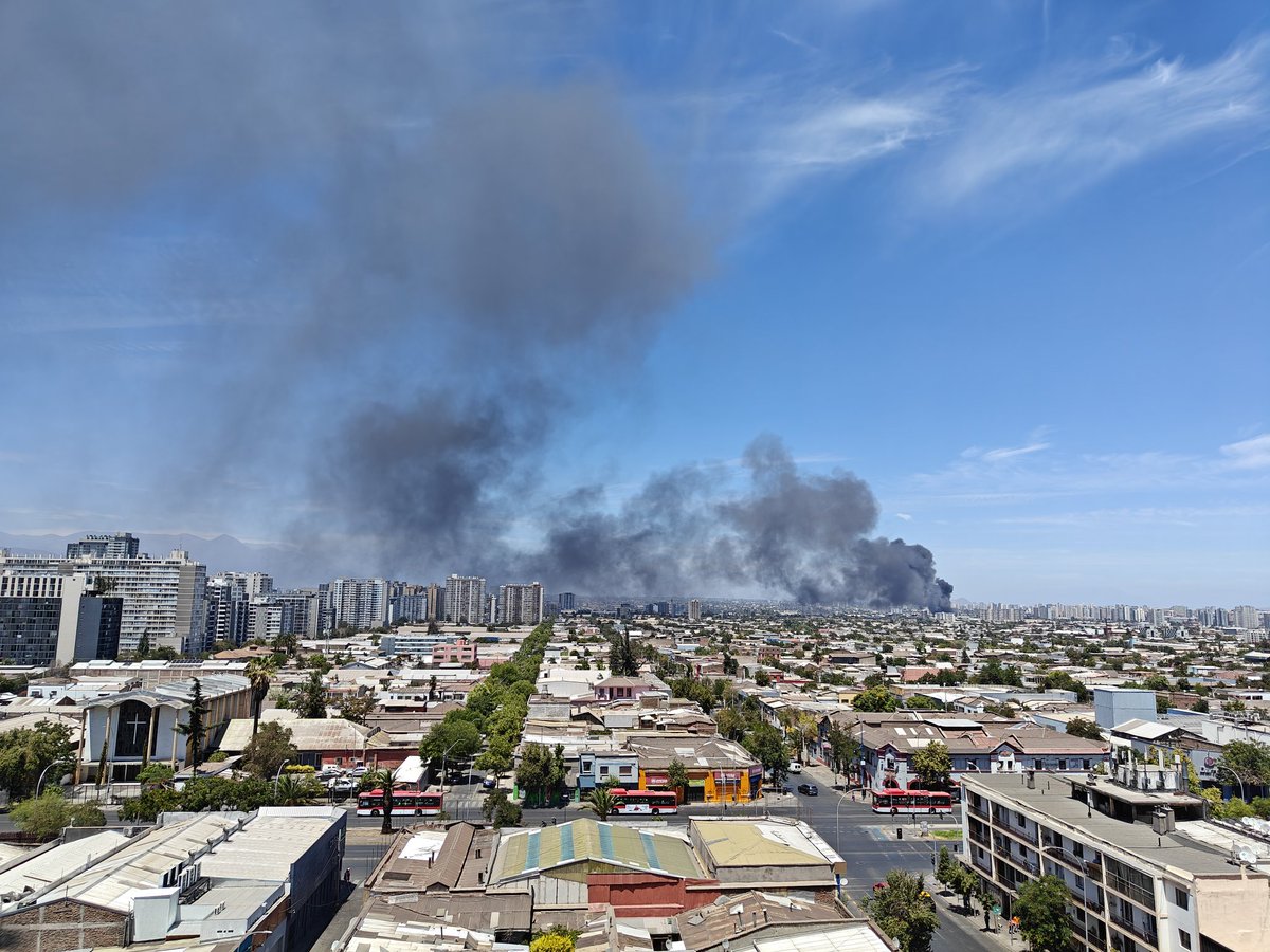 ICSPablo's tweet photo. #Incendio Fabrica de bolsas plásticas en calle Pacifico esq Carlos Valdovinos, Santiago https://t.co/7Mk81VbItX