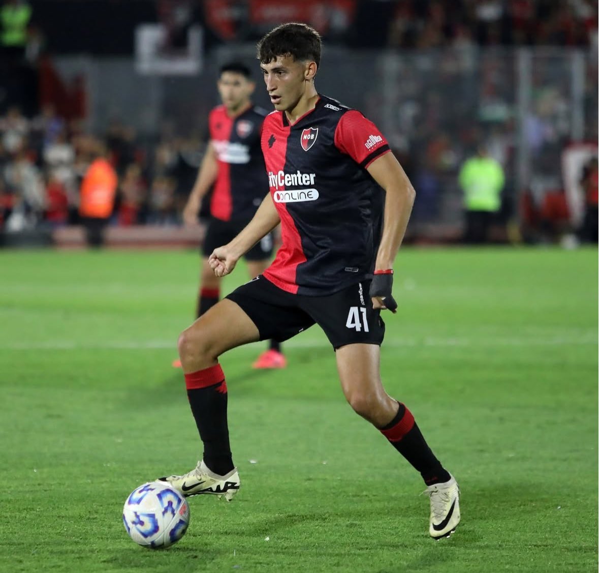 🇵🇹🔵⭐️ | 𝐓𝐇𝐄 𝐍𝐄𝐖 𝐅𝐂 𝐏𝐎𝐑𝐓𝐎 𝐑𝐈𝐒𝐈𝐍𝐆 𝐒𝐓𝐀𝐑

🇦🇷 𝐓𝐨𝐦𝐚́𝐬 𝐏𝐞́𝐫𝐞𝐳 (𝟏𝟗)  
🌐 CM/DM  
↕️ 1.82m  
🛡️ Newell’s Old Boys 🇦🇷 → FC Porto 🇵🇹
⭐️ Potential: 8.1/10  

—> Ball Control  
—> Aerial Dominance
—> Passing   
—> Tackling
—> Defensive Work  
—> Tactical