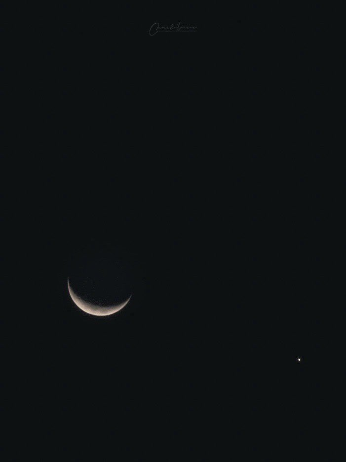 Catorrestt's tweet photo. Luna creciente y ahí parchadita Venus 🌙✨ https://t.co/owr36bqTRi