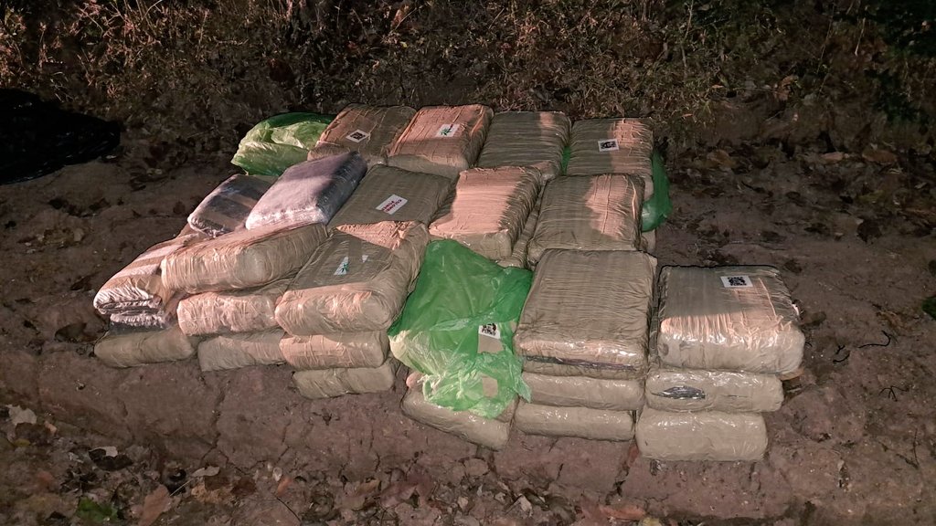 🚨#Decomiso| En diligencia de allanamiento y registro a un vehículo, la Fiscalía de Drogas de Los Santos con la <a href="/policiadepanama/">Policía Nacional</a> decomisaron 48 paquetes con presunta sustancia ilícita, un arma de fuego y proveedor, en La Villa de Los Santos. Hay una persona aprehendida.