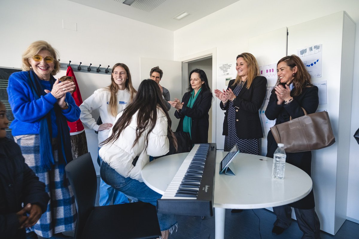Las reconocidas fotógrafas Isabel Muñoz y Susan Meiselas visitan Factoría Cultural y Tres Barrios en el marco de 'Narrativas Ocultas', donde han explorado el ecosistema creativo del Polígono Sur, conociendo de primera mano sus iniciativas y procesos.